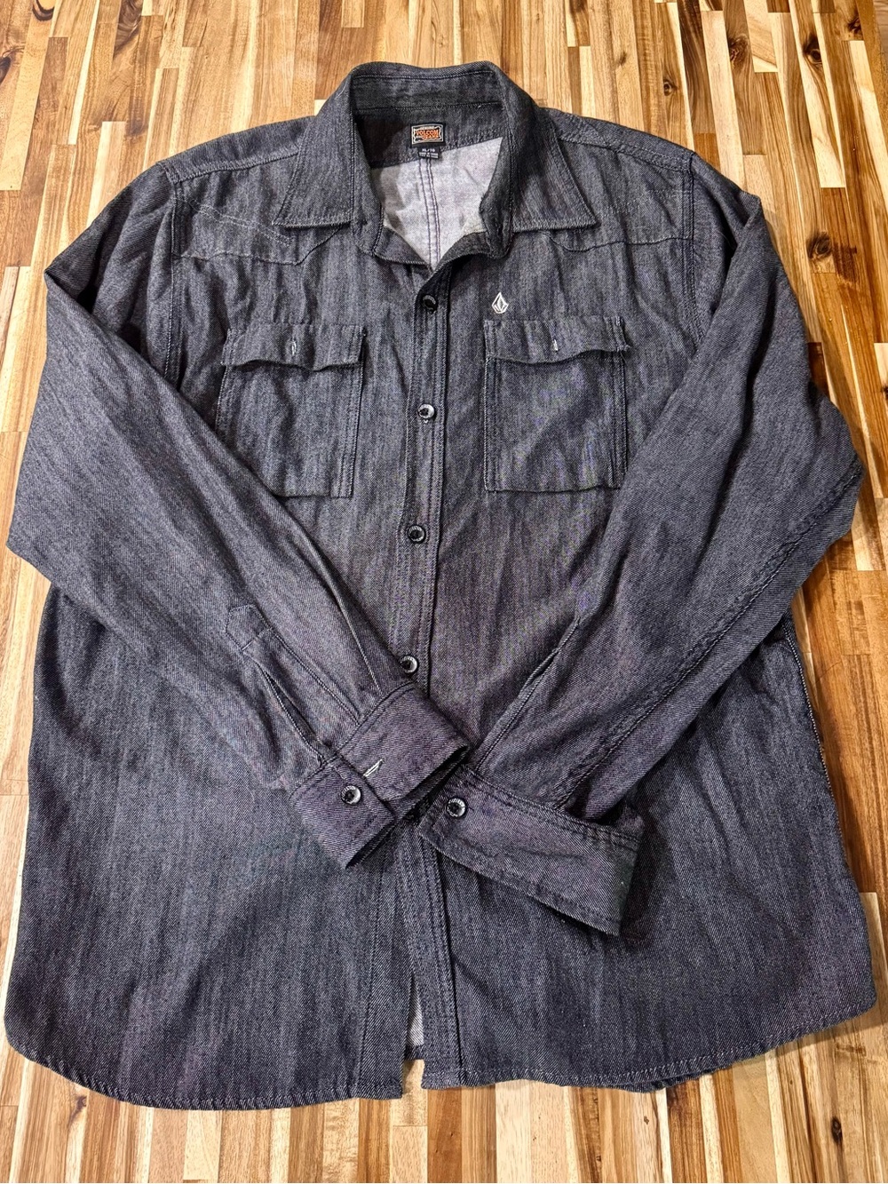 Volcom Men's XL Black Button-Up Denim Shirt